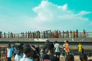 Reuters: Poliţia spaniolă a evacuat o tabără de migranţi de pe plaja Ceuta înaintea vizitei regale